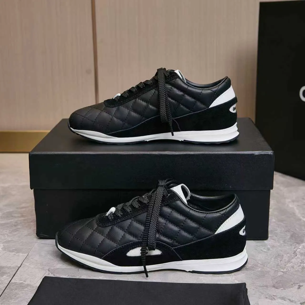 p560 Chanel Chanel - 2025 counter top casual sports shoes This classic design; the upper is electro-embroidered with a variety of techniques; the outsole is fashionable and sporty; the extraordinary inclusion of a variety of color matching elements... The diversified mix and match is very good-looking and versatile, casual, fashionable, sports and outdoor can be taken into account... ꫛꫀꪝ Go➫ Material: ❶Upper made of: original imported high silk cowhide suede ❷Inner use: Original imported breathable mesh ❸ Outsole based on: Original TPU combination outsole Counter boutique packaging complete set Female 35–41 Male 38-46